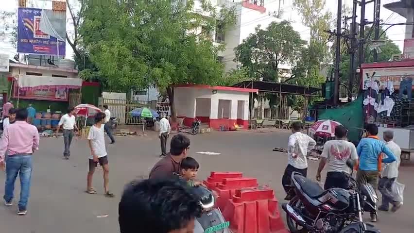 छतरपुर नगर: छत्रसाल चौक पर गैस सिलेंडर में लगी आग, मौक़े पर मौजूद लोगों ने आग पर पाया क़ाबू