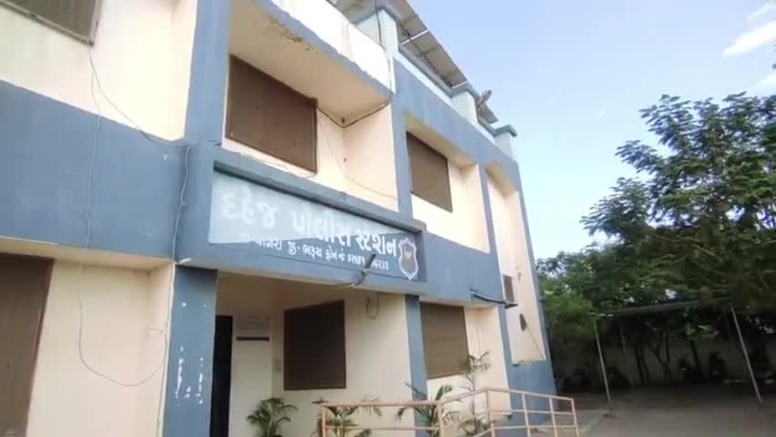 ભરૂચ: રાહુલ રાઠોડ નામના આરોપીને દહેજ પોલીસે પાસા હેઠળ રાજકોટ જેલમાં મોકલ્યો