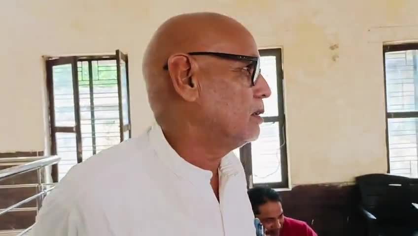 गजरौला में आयोजित हुई मीटिंग में वरिष्ठ अधिवक्ता भीष्म आर्य जी अपने विचार व्यक्त करते हुए