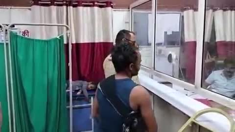 हाथरस: गांव बेहटा में एक व्यक्ति को पड़ोसियों ने घर में घुसकर लाठी-डंडों से पीटा, पुलिस ने कराया मेडिकल