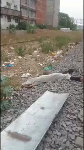 गोमती नगर क्षेत्र अंतर्गत रेलवे क्रॉसिंग के पास मिला एक युवक का शव, मौके पर पहुंची पुलिस