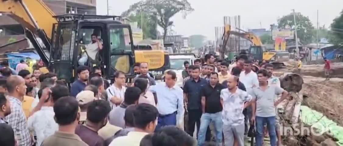 ছয়গাঁও: ছয়গাঁৱৰ ৰাষ্ট্ৰীয় ঘাইপথৰ যাতায়াত বন্ধ হোৱা স্থান পৰিদৰ্শন জিলা আয়ুক্ত দেৱ কুমাৰ মিশ্ৰ, বিধায়ক হেমাংগ ঠাকুৰীয়াৰ