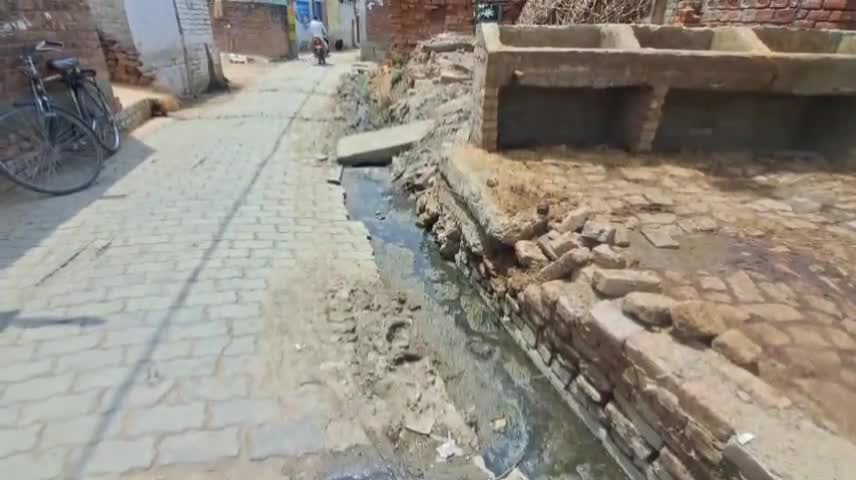 अकबरपुर: लमहारा गांव में नालियों की सफाई न होने से ग्रामीण परेशान, बारिश के समय होती है समस्या #jansamasya