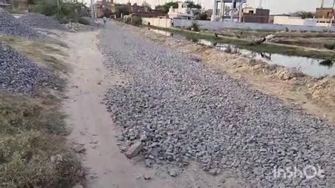औरैया: दिबियापुर कस्बा के रोडवेज बस स्टैंड की तरफ जाने वाली सड़क का धीमी गति से चल रहा निर्माण कार्य, लोग परेशान