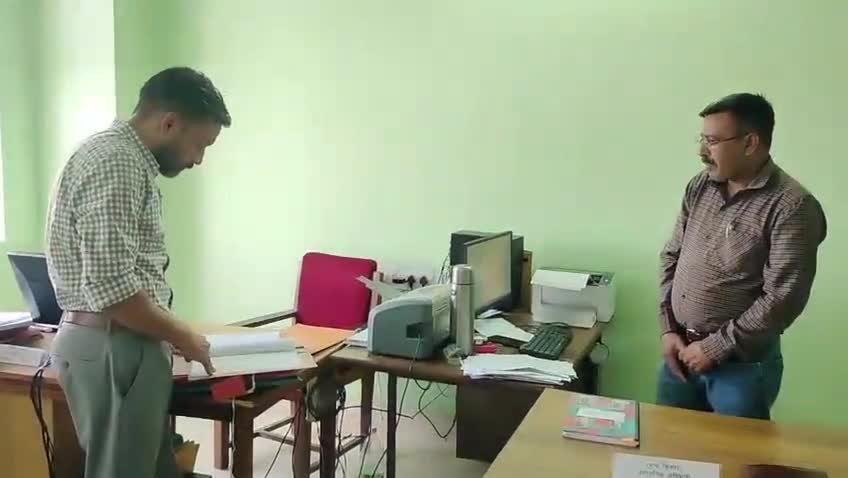 पौड़ी: जिलाधिकारी ने जिला कार्यालय में पटलों का किया निरीक्षण