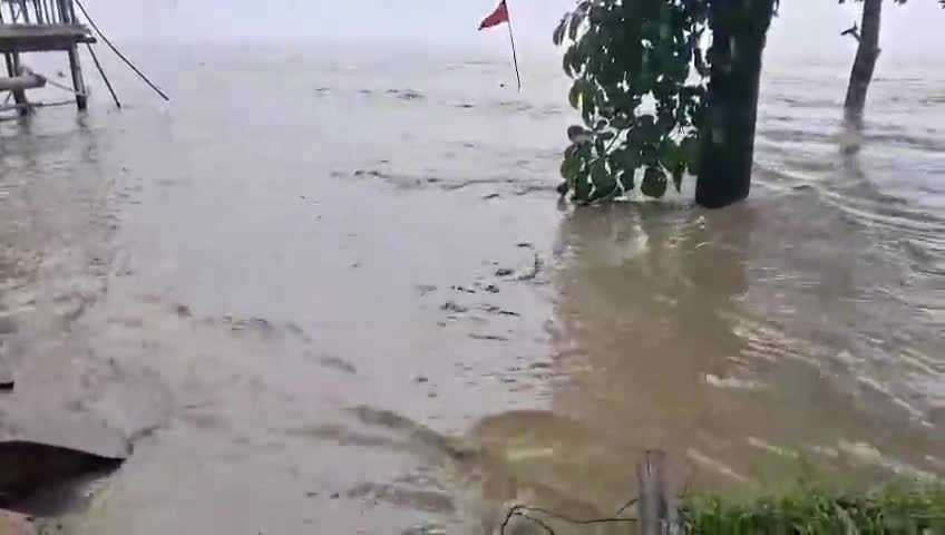 পূব ডিব্ৰুগড়: ব্ৰহ্মপুত্ৰৰ জলপৃষ্ঠ বিপদসীমাৰ ওপৰেৰে অতিক্ৰম কৰাৰ ফলত বগীবিলৰ আইথানত বান পৰিস্থিতিৰ বুজ লয় মন্ত্ৰী প্ৰশান্ত ফুকনে