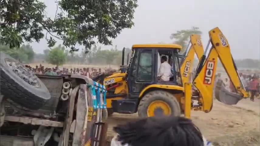 जमुनहा: धूमबोझी के पास मवेशी को बचाने के चलते ट्रक पलटने से बाइक सवार महिला की मौत, दो अन्य लोग गंभीर रुप से घायल