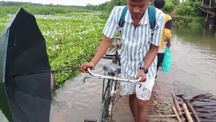 উত্তৰ লক্ষীমপুৰ: ঘূণাসুতিৰ মৰা সোৱণশিৰিত ৰাইজে নিৰ্মাণ কৰা বাঁহৰ দলং ডুব গ'ল পানীৰ তলত, সমস্যাত পৰিছে প্ৰায় ৫ শতাধিক ৰাইজ #jansamasya