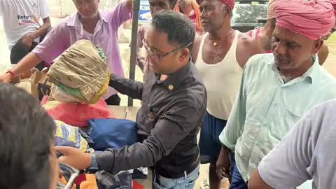 सिलाव: रोटरी क्लब ऑफ नालंदा द्वारा नालंदा खंडहर के पास वस्त्र और सत्संग विहार में पंखों का किया गया वितरण