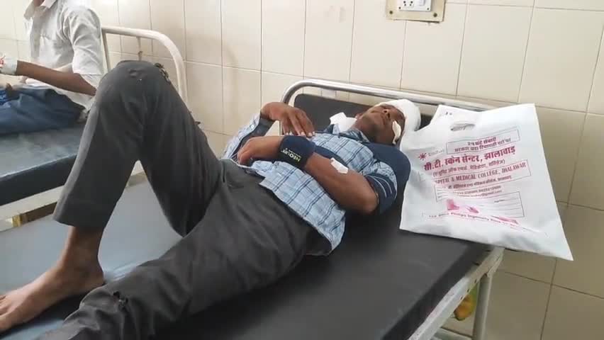 झालरापाटन: चौमहला टोल के पास बेकाबू होकर गिरा बाइक सवार, घायल को जिला अस्पताल में कराया गया भर्ती
