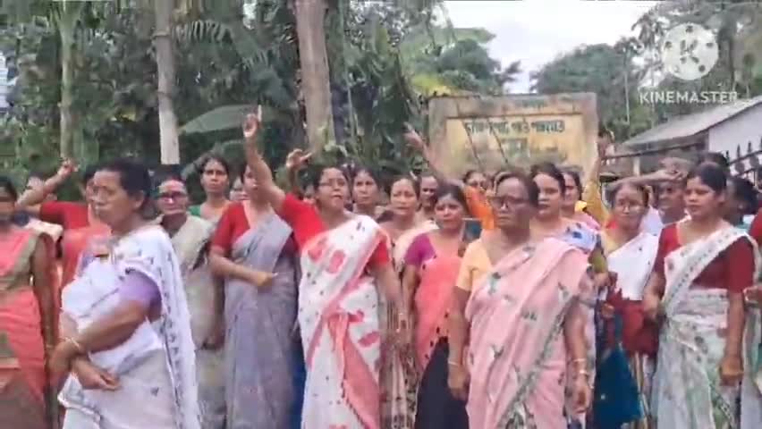 নগাঁও: দক্ষিণপাট পঞ্চায়তৰ মহমৰীয়া গাঁৱত মহিলাৰ তীব্ৰ প্ৰতিবাদ, ৪৪৪ গৰাকী জীৱিত মহিলাক মৃত সজোৱাক লৈ এই প্ৰতিবাদ