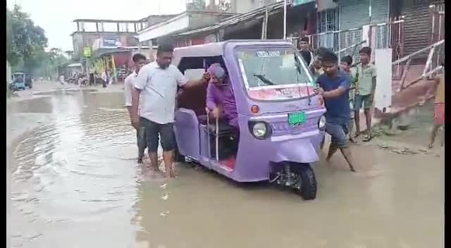 নগাঁও: বৰগুলিত পথত ভুঁই ৰুই ৰাইজৰ প্ৰতিবাদ, এজাক বৰষুণত একাঁঠু পানী জমা হয় বৰগুলি আমবাগান সংযোগী পথৰ ওপৰত
