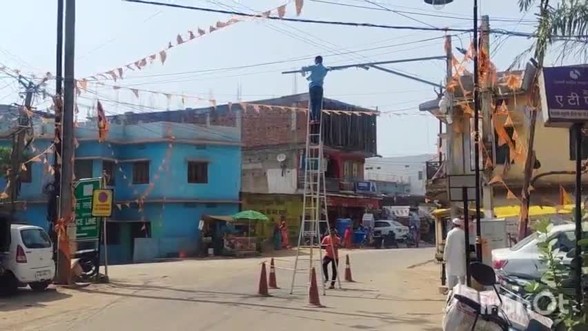 लातेहार: जिला मुख्यालय के चौक-चौराहों पर सुरक्षा के लिए लगाए गए हाई डेफिनेशन सीसीटीवी कैमरे