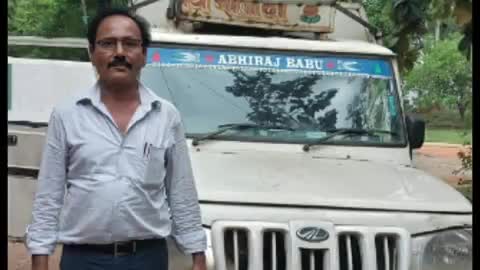 डोमचांच: वन क्षेत्र पदाधिकारी ने अवैध लकड़ी से भरी पिकअप वैन को पकड़ा