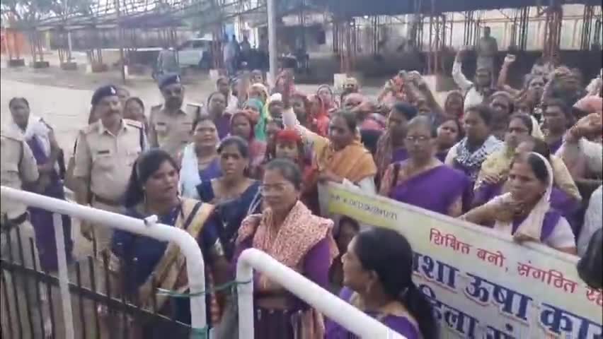 पांडुरना: मानदेय न मिलने से नाराज़ आशा-उषा कार्यकर्ताओं ने कलेक्टर कार्यालय के सामने की नारेबाज़ी