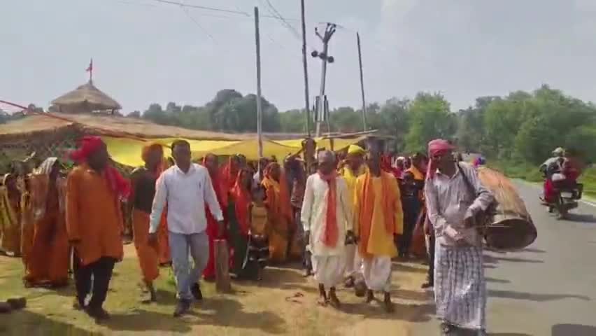 टाटीझरिया: होलंग में मनसा देवी मंदिर प्राण प्रतिष्ठा महायज्ञ को लेकर ध्वजा नगर भ्रमण किया गया