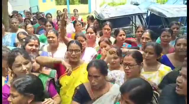 বৰমা ভাগ: চকচকা খণ্ড উন্নয়ন বিষয়াৰ কাৰ্যালয়ত মহিলা উদ্যমিতা আঁচনিত নাম অন্তৰ্ভুক্ত নোহোৱা শতাধিক মহিলাৰ প্ৰতিবাদ