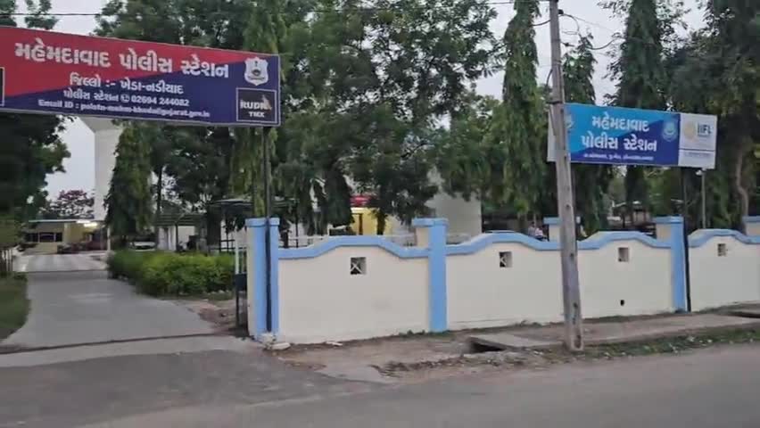 મહેમદાવાદ: શહેરમાં બસસ્ટેન્ડ પાસે ટેમ્પા ચાલકે રીક્ષાને અડફેટ મારતા ટ્રકમાં ઘુસી જતાં અકસ્માત સર્જાયો હતો
