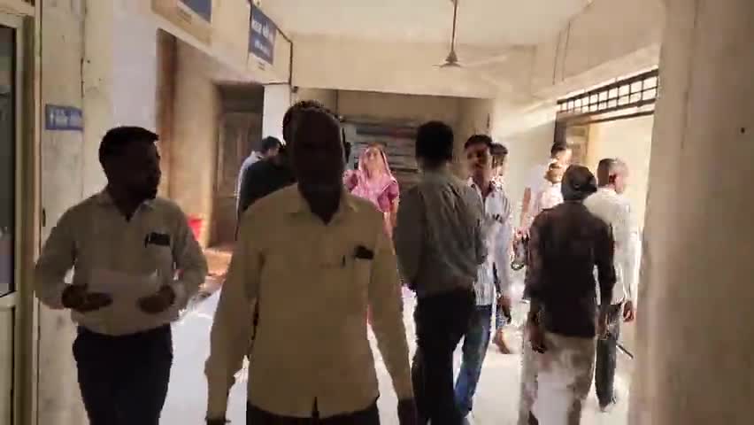 સંજેલી: તાલુકાના કંરબા ગ્રામ પંચાયતની ચૂંટણીને લઈને જિલ્લા કલેકટર કચેરી ખાતે આવેદન પત્ર આપવામાં આવ્યું