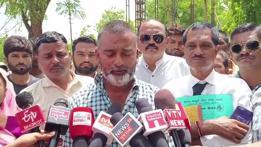 વઢવાણ: શહેરમાં યુવાન પર હુમલા મામલે કલેક્ટર કચેરીમાં આવેદન પાઠવ્યું યુવાનના પિતાઅે આપી પ્રતિક્રિયા