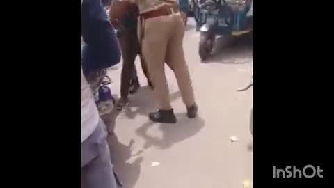 बांगरमऊ: लखनऊ रोड चौराहे पर ई-रिक्शा चालक ने पुलिस से झगड़े के दौरान किया ब्लेड से हमला, वीडियो सोशल मीडिया पर वायरल