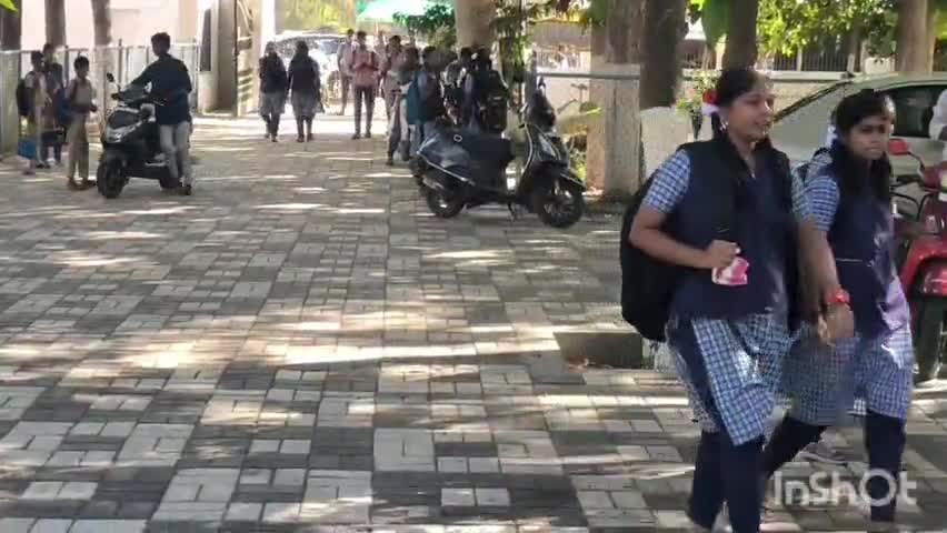 அன்னூர்: அமரர் முத்து கவுண்டர் அரசு பள்ளிக்கு வந்த மாணவர்களுக்கு ரோஜா பூ, இணிப்புகள் கொடுத்து வரவேற்ற ஆசிரியர்கள்