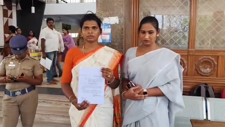 திண்டுக்கல் மேற்கு: அங்கன்வாடி ஆசிரியர் பணியை மூன்றாம் பாலினத்தவருக்கு தர மறுத்ததாக ஆட்சியரிடம் புகார் மனு அளித்த திருநங்கை