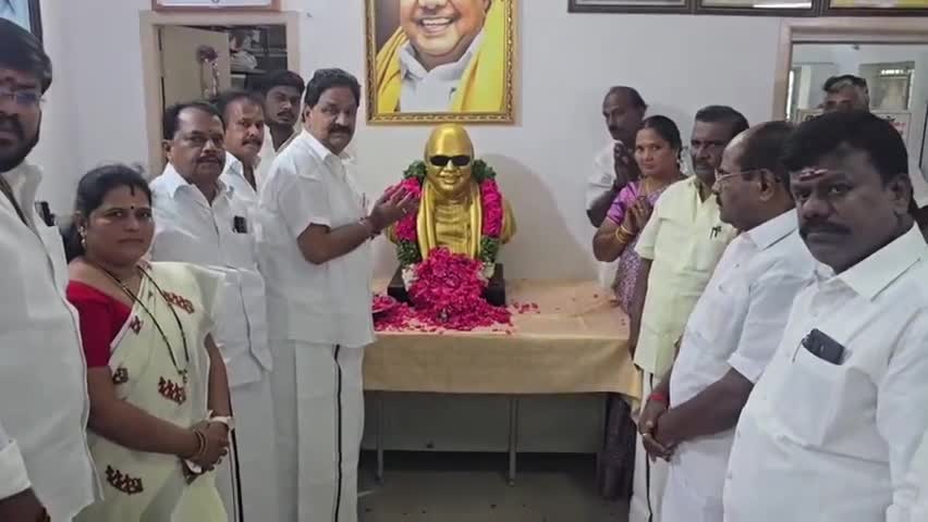 கிருஷ்ணகிரி: கலைஞரின் 102வது பிறந்தநாள் விழா - ராயக்கோட்டை மேம்பாலம் பகுதியில் கலைஞர் திருவருவு சிலைக்கு மரியாதை செலுத்திய மதியழகன் MLA