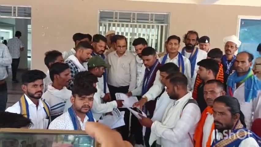 दतिया नगर: कलेक्टर द्वारा ज़मीन भूमाफियाओं को देने और बदसलूकी के विरोध में आजाद समाज पार्टी ने कलेक्ट्रेट में सौंपा ज्ञापन