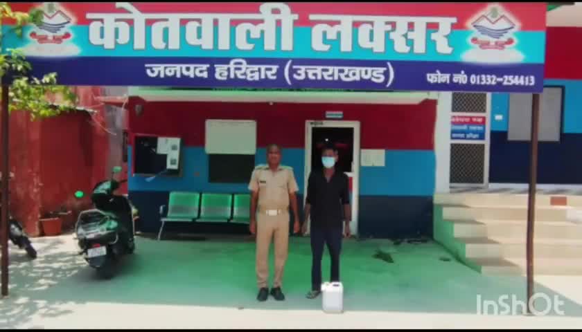 लक्सर: सीमली निवासी व्यक्ति को पुलिस ने कोतवाली क्षेत्र से 5 लीटर कच्ची शराब के साथ किया गिरफ्तार