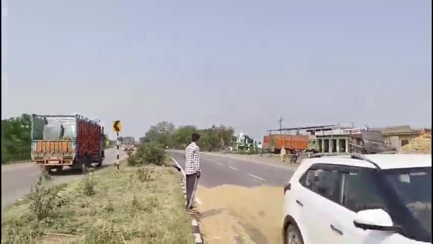 ਰੂਪਨਗਰ: ਕੀਰਤਪੁਰ ਸਾਹਿਬ-ਮਨਾਲੀ ਮੁੱਖ ਮਾਰਗ 'ਤੇ ਪਿੰਡ ਮੱਸੇਵਾਲ ਵਿਖੇ ਸੜਕ 'ਤੇ ਲੱਗੇ ਤੂੜੀ ਦੇ ਟਾਲ ਦੇ ਰਹੇ ਹਨ ਹਾਦਸਿਆਂ ਨੂੰ ਸੱਦਾ #jansamasya
