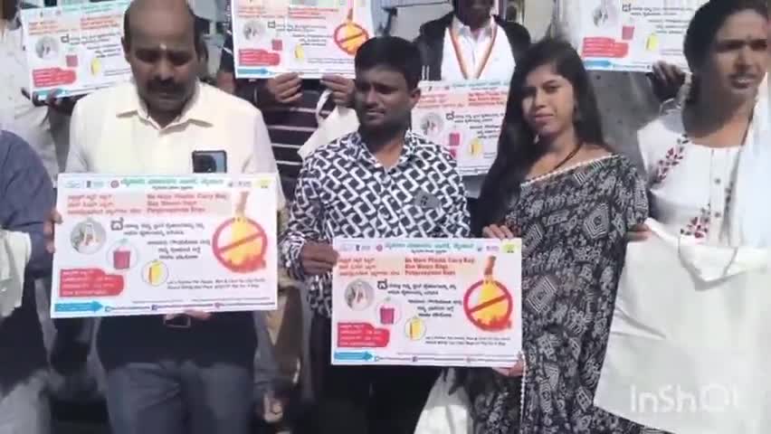 ಮೈಸೂರು: 'ಪ್ಲಾಸ್ಟಿಕ್ ಚೀಲ ಬಿಡಿ, ಬಟ್ಟೆ ಚೀಲ ಹಿಡಿ,' ನಗರದ ದೇವರಾಜ ಮಾರ್ಕೆಟ್‌ನಲ್ಲಿ ಜಾಗೃತಿ ಅಭಿಯಾನ