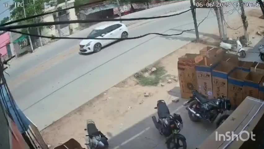 फतेहाबाद: रतिया में डिवाइडर से टकराकर पलटी कार, CCTV में कैद हुई घटना