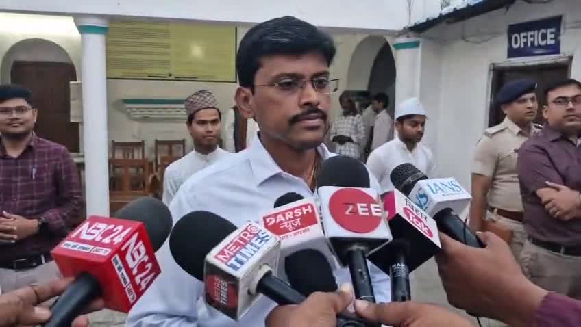 8 जून को मनेर शरीफ में आयोजित "सूफी महोत्सव" के संबंध में मीडिया से बात करते हुए पटना के जिला मजिस्ट्रेट। भीड़ प्रबंधन, यातायात प्रवाह और कानून व्यवस्था बनाए रखने के संबंध में सभी प्रशासनिक व्यवस्थाएं मानदंडों के अनुसार की जाएंगी।