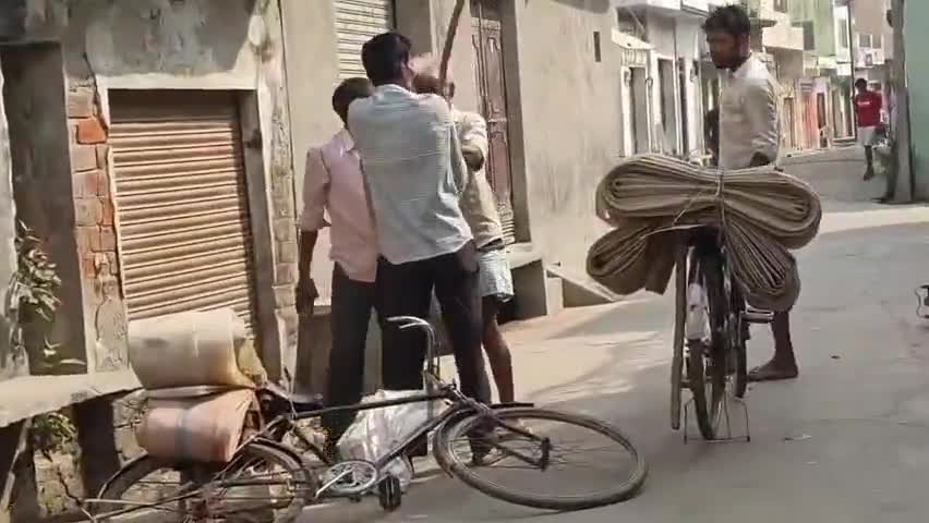 धनौरा: गजरौला के गांव सलेमपुर गोसाई में मामूली कहासुनी के बाद हुई मारपीट, घटना का वीडियो हुआ वायरल