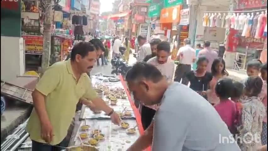 हमीरपुर: निर्जला एकादशी पर्व के उपलक्ष्य पर हमीरपुर बाजार में जगह-जगह लगाई गई मीठे पानी की छबील, बांटा गया हलवा