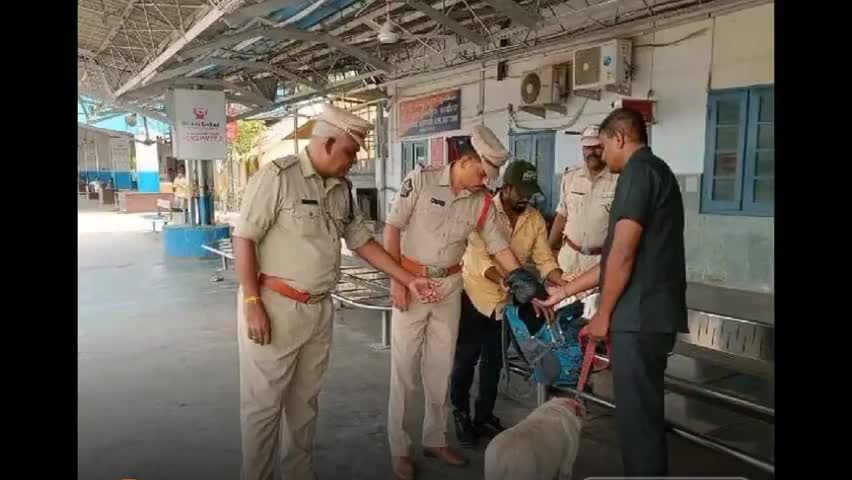 నగరంలోని రైల్వే స్టేషన్‌లో తనిఖీలు చేపట్టిన రైల్వే ఎస్సై ప్రవీణ్ కుమార్, గంజాయి రవాణా చేస్తే జైలు శిక్ష తప్పదని హెచ్చరిక