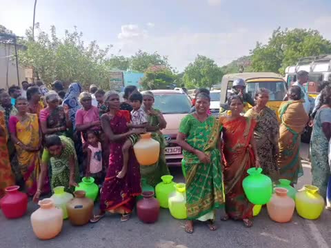 ఉరవకొండ: తాగునీటి సమస్యను పరిష్కరించాలని డిమాండ్ చేస్తూ ఖాళీ బిందెలతో ఉదిపిరికొండ మహిళలు రాస్తారోకో