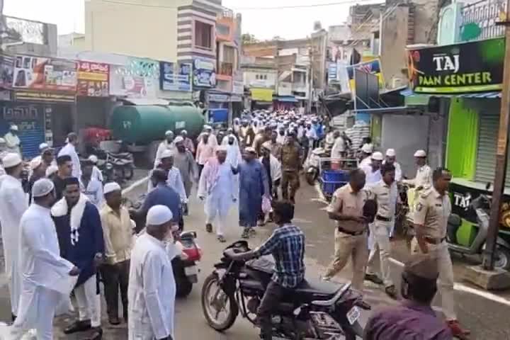 పుంగనూరు: పట్టణంలో భక్తిశ్రద్ధలతో సామూహికంగా ప్రార్థన నిర్వహించిన ముస్లింలు