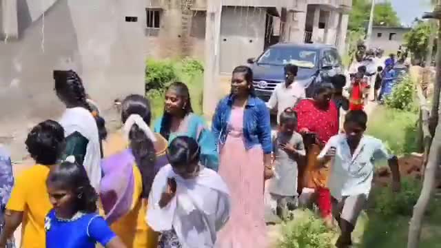 నగరి: ఇరుగువాయి జగనన్న కాలనీలో గృహప్రవేశం కార్యక్రమంలో పాల్గొన్న మాజీ మంత్రి రోజా