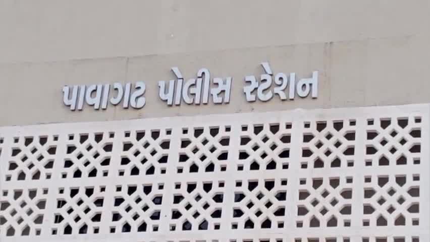 હાલોલ: નવાકુવા ગામે રોડની સાઈડમાં આવેલી ખુલી ગટરમાં બાઈક સાથે 2 યુવકો ખાબક્યા, 1નું સારવાર દરમિયાન થયું મોત