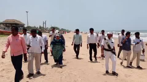 కొత్తపట్నం సముద్రతీరంలో ఆదివారం నిర్వహించే యోగాసనాల సాధనకు అనువైన స్థలాన్ని పరిశీలించిన ఒంగోలు ఆర్డీవో లక్ష్మి ప్రసన్న