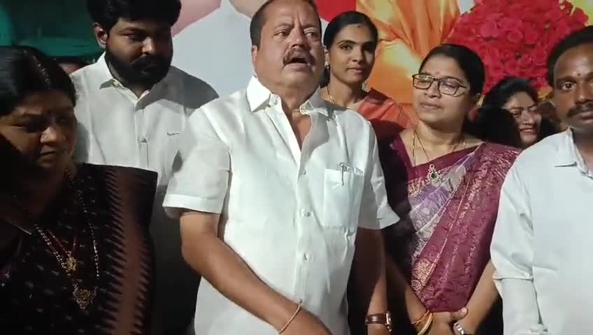 నరాల వ్యాధితో బాధపడుతున్న పెనుగుదురుకు చెందిన కీర్తనకు వీల్‌చైర్‌ను అందజేసిన కాకినాడ రూరల్ ఎమ్మెల్యే పంతం నానాజీ