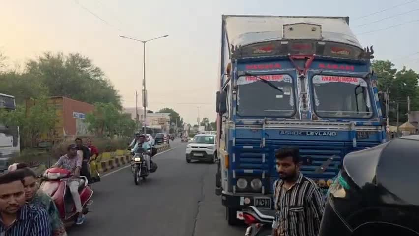 નડિયાદ: ઉત્તરસંડા ગામે રિક્ષાનું ટાયર અચાનક નીકળી જતા ટ્રાફિક જામની સ્થિતિ સર્જાઈ