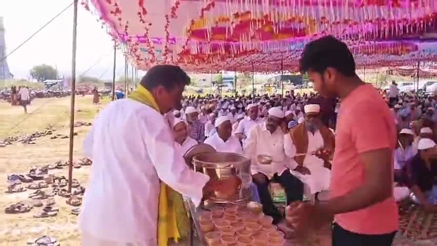 గిద్దలూరు: కొమరోలు పట్టణంలో బక్రీద్ సందర్భంగా వెల్లివిరిసిన మతసామరస్యం, ముస్లింలకు శ్రీవారి ప్రసాదం అందజేత