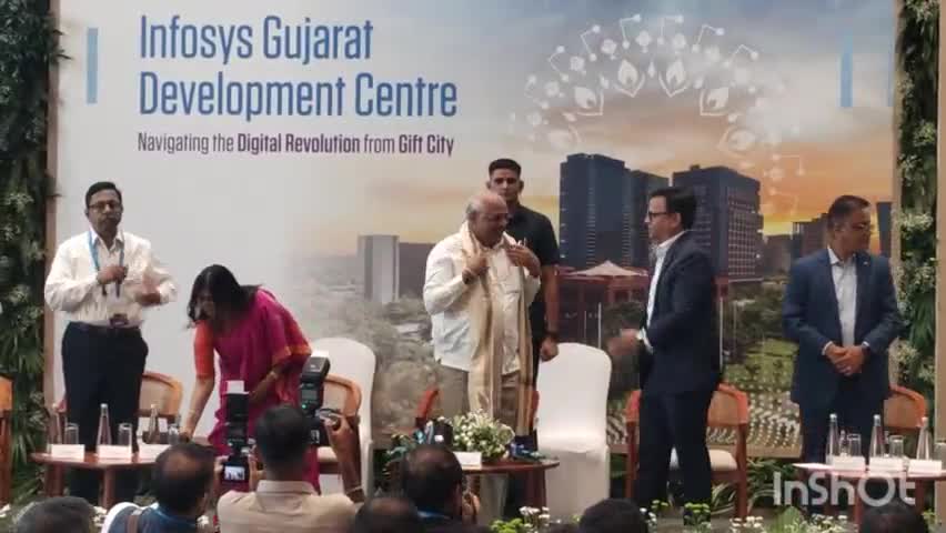 ગાંધીનગર: શહેરના ગિફ્ટ સિટીમાં ઇન્ફોસીસના નવા ડેવલોપમેન્ટ સેન્ટરનો પ્રારંભ કરાવતા મુખ્યમંત્રી ભૂપેન્દ્ર પટેલ