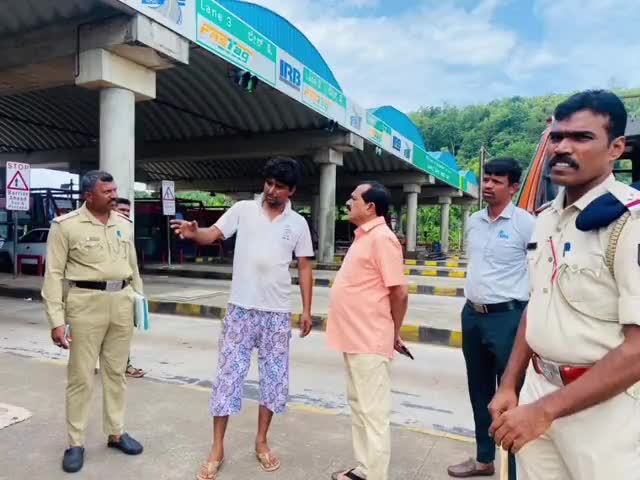 ಕುಮಟಾ: ಹೊಳೆಗದ್ದೆ ಟೋಲ್ ಗೇಟ್‌ಗೆ ಶಾಸಕ ದಿನಕರ ಶೆಟ್ಟಿ ಭೇಟಿ, ಪೊಲೀಸರ ಜತೆ ಅನುಮಾನಸ್ಪದ ವಾಹನಗಳ ತಪಾಸಣೆ