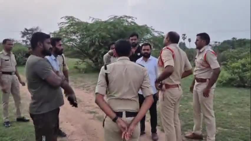 సిరిసిల్ల: ఎల్లారెడ్డిపేట మండల కేంద్రంలో బక్రీద్ పండుగ సందర్భంగా గోవధ, ఆందోళనకు దిగిన బీజేపీ నాయకులు