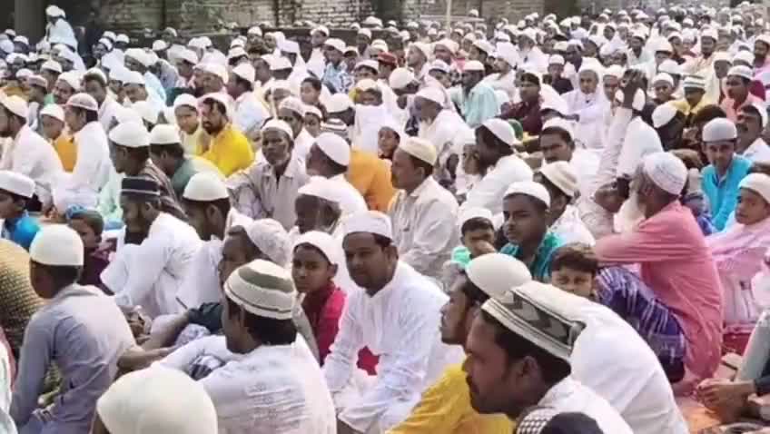 বেলডাঙা ১: বেলডাঙা সরিফ নগর প্রাথমিক বিদ্যালয়ের ইদগাহ ময়দানে ইদের নমাজ আদায় ও সেফ ড্রাইভ সেভ লাইফের বার্তা
