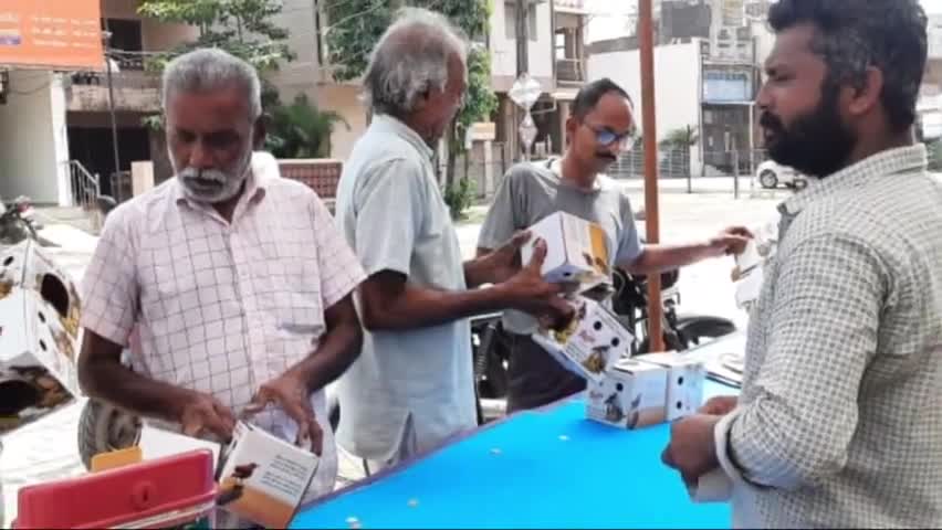 પલસાણા: શહેરમાં ઘર ચકલીઓ આજે લુપ્ત થવાના આરે આવી છે ત્યાં મઢી ગામે 1000 ચકલીના માળા વિનામૂલ્યે વિતરણ કરવામાં આવ્યાં હતાં